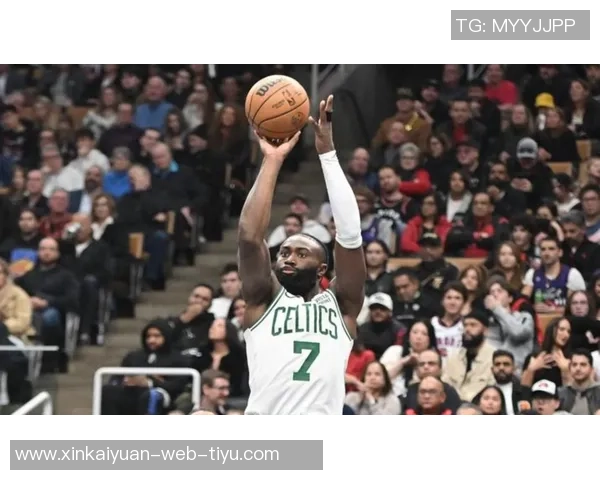 杰伦布朗赛场趣事发际线失守OG球衣遭殃引发球迷热议